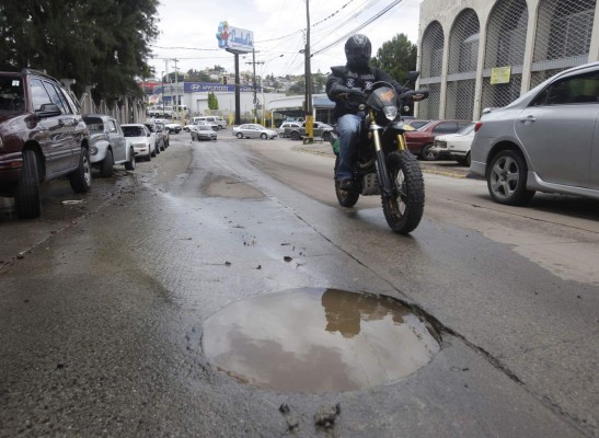 Lluvia deja ríos de aguas negras en colonias, calles y bulevares