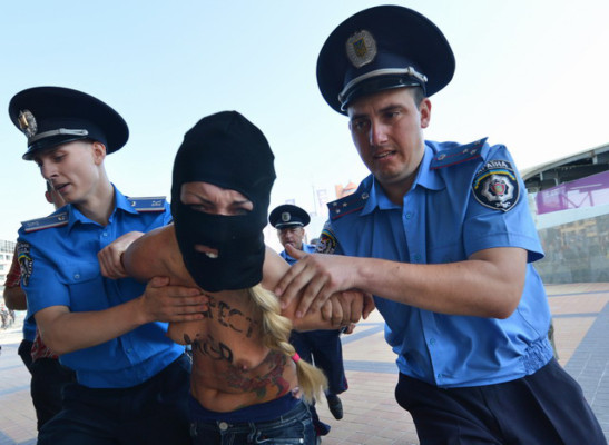 Mujeres protestan en 'top less' por presencia de Lukashenko