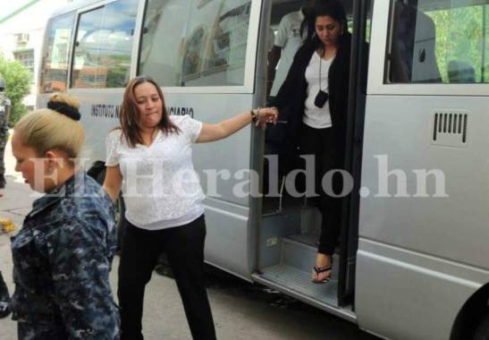 Las mujeres de Wilter Blanco, antes rivales, hoy se ven obligadas a caminar juntas y esposadas ante los Juzgados (Foto: El Heraldo Honduras/ Noticias de Honduras)
