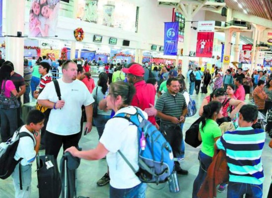 Viajeros pagarán más por uso de aeropuertos