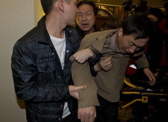 Familiares lloran por tragedia de avión de Malaysia Airlines