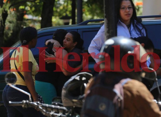 Familiares retiran cadáveres de jóvenes hallados en El Lolo