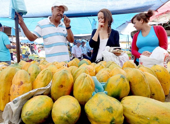 Un recorrido por la Feria del Agricultor y el Artesano
