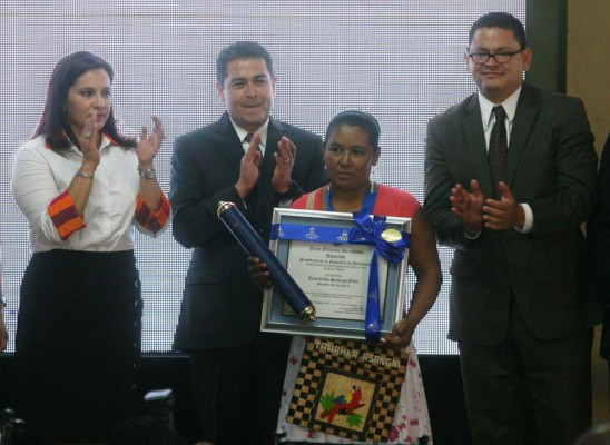 Indígena trilingüe recibe el premio Maestro del Año