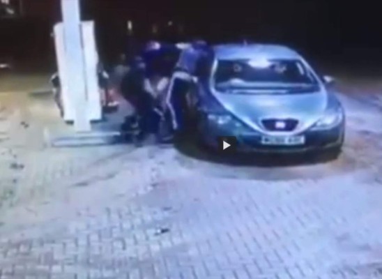 Pandilleros propinan golpiza a un hombre en una gasolinera
