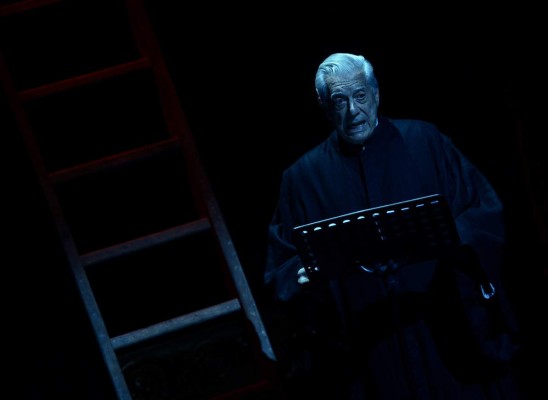 Mario Vargas Llosa, de cabeza en la actuación