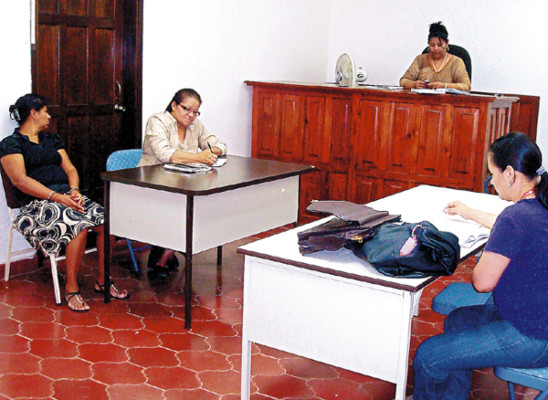 Detención judicial a empleada de RNP