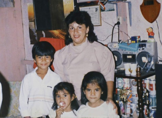 Con su madre Lesly Margoth Salgado y sus hermanas Nancy y Astrid.