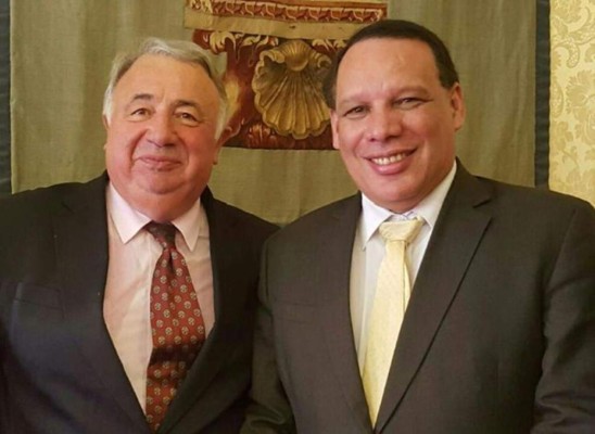 Senado francés destaca labor altruista de científico Marco Tulio Medina