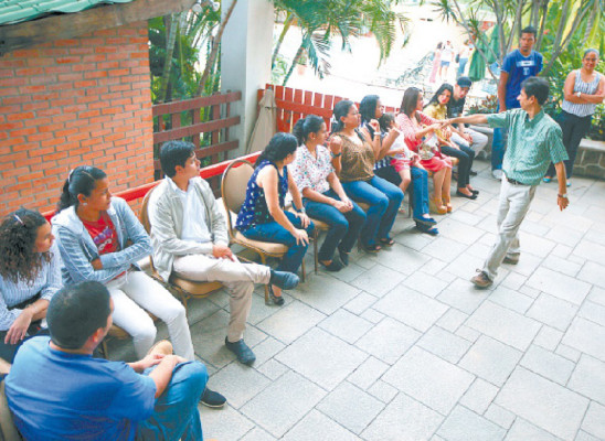 Sordomudos hondureños vencen el silencio con su fe en Dios