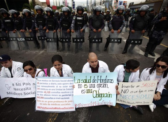 Así fue la protesta de los estudiantes de medicina en la capital