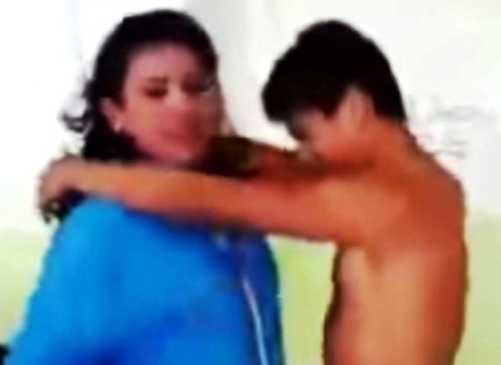Polémico video muestra a maestra y alumno en baile hot