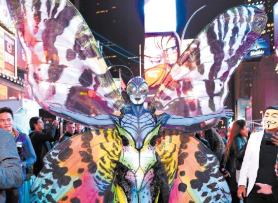 Famosas impresionan con espectaculares trajes temáticos