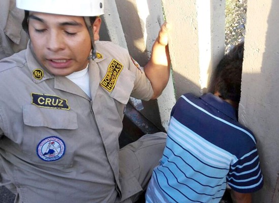 Niño queda atrapado en el puente Mallol
