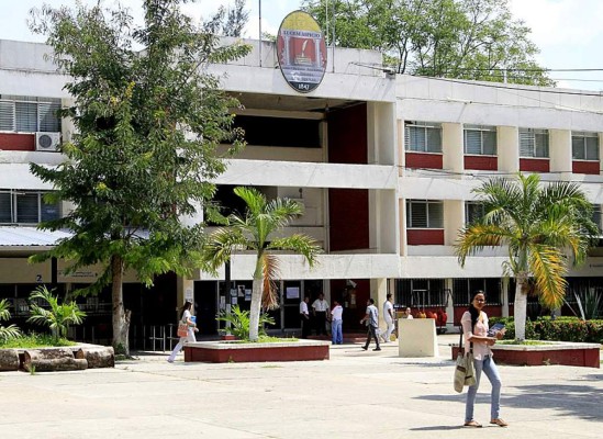 Alumnos entregan Universidad de Honduras