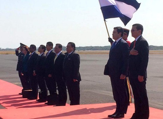Presidente de Honduras se reúne con su homólogo de El Salvador