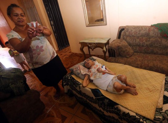 Madre solicita ayuda para hijo con parálisis