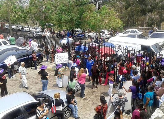 Feministas protestan en apoyo a Gladis Lanza