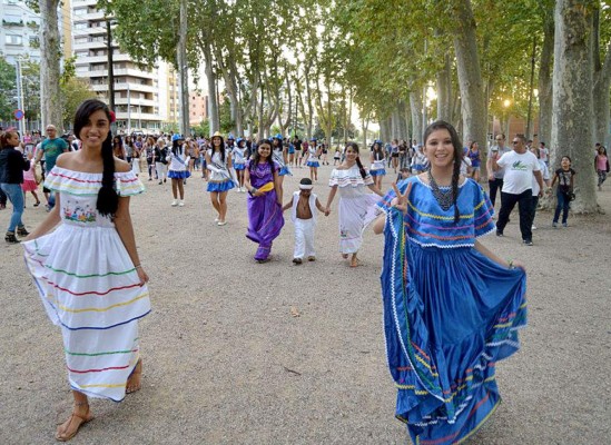 Histórico desfile de hondureños en Girona