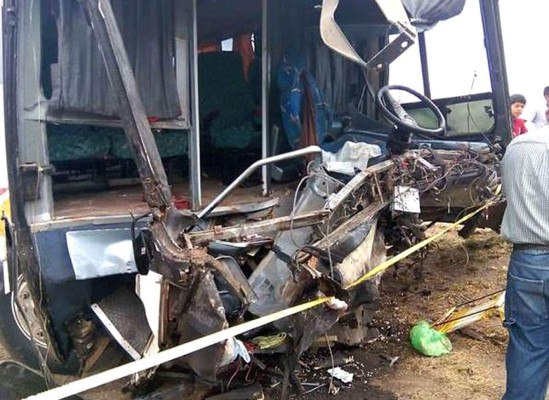 Un muerto y diez heridos en choque de rastra y autobús en Comayagua