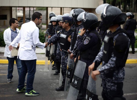 Así fue la protesta de los estudiantes de medicina en la capital