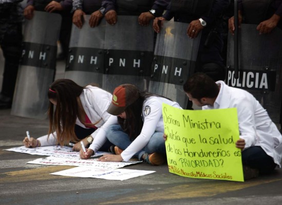 Así fue la protesta de los estudiantes de medicina en la capital