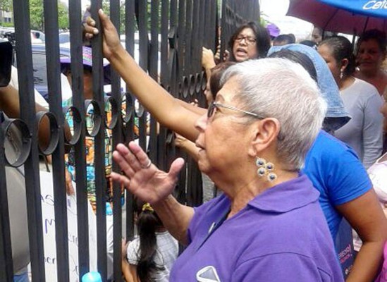 Feministas protestan en apoyo a Gladis Lanza