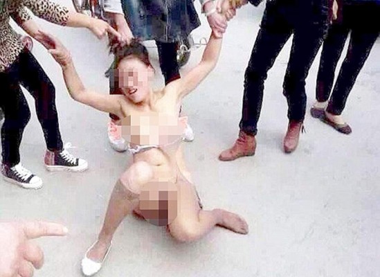 Golpean y desnudan a mujer en plena calle