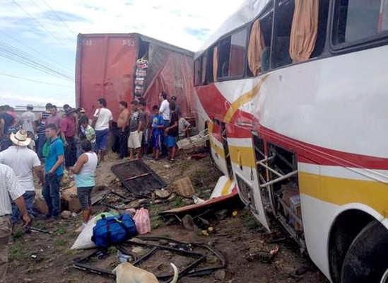 Un muerto y diez heridos en choque de rastra y autobús en Comayagua