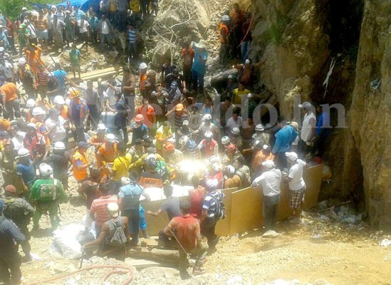 Socorristas rescatan a tres de los mineros en el sur de Honduras