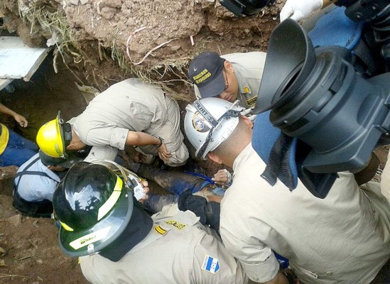 Efectúan rescate de obrero soterrado en la capital de Honduras