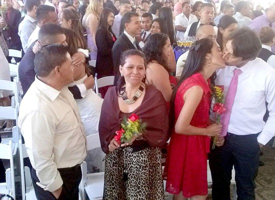 Tegucigalpa: 72 parejas se unen en matrimonio