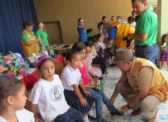 Donan zapatos a escolares
