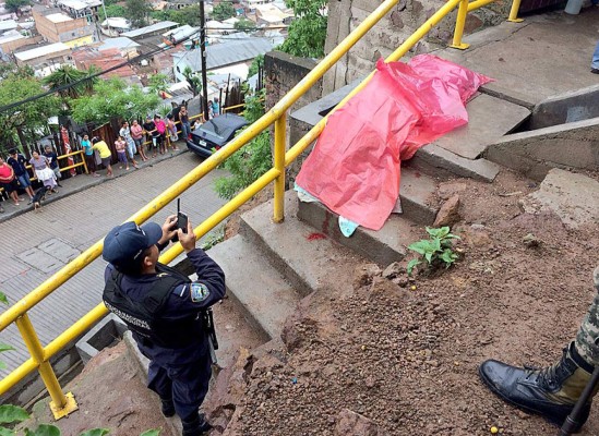 Con fusiles AK-47 acribillan a un policía frente a su vivienda