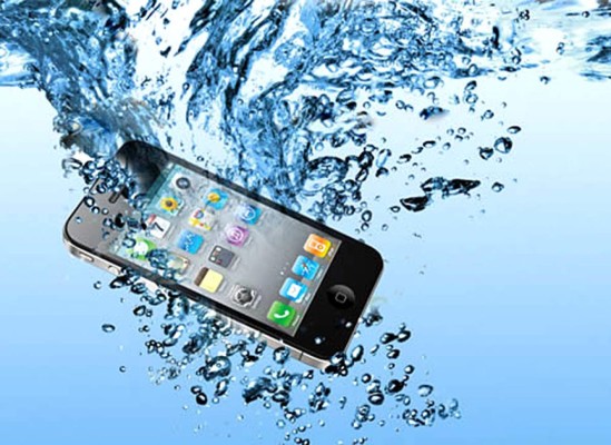 ¿Cómo recuperar un celular mojado?