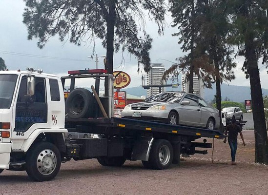 Operativos contra vehículos mal estacionados y sin placas