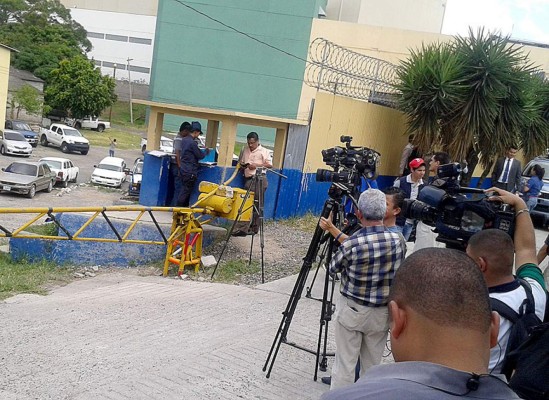 Declara ante el MP modelo ligada a escándalo de corrupción en el IHSS