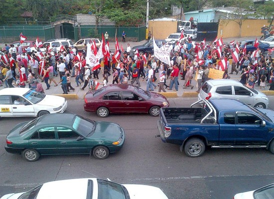 Partido Liberal marchan por la dignidad