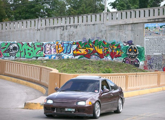 Hondureños a favor y en contra de grafitis