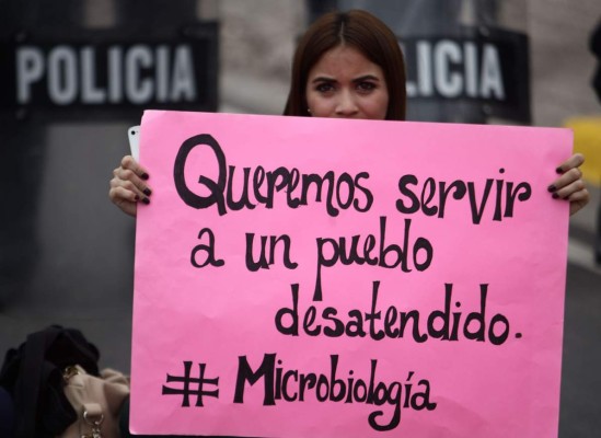 Así fue la protesta de los estudiantes de medicina en la capital