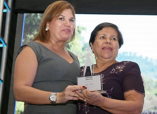 Galardonan a mujeres que enaltecen a Honduras