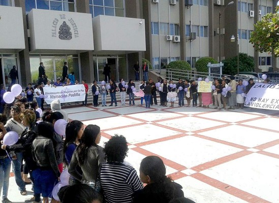 Organizaciones feministas protestan ante CSJ
