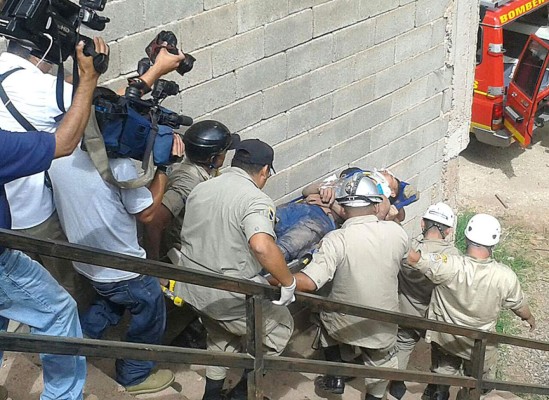 Efectúan rescate de obrero soterrado en la capital de Honduras