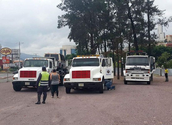 Operativos contra vehículos mal estacionados y sin placas