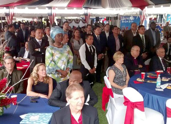 JOH acude a fiesta de independencia de EUA