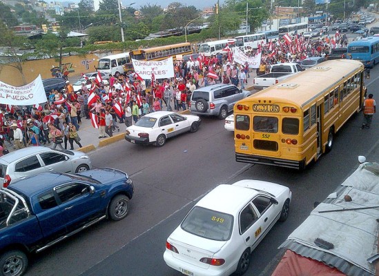 Partido Liberal marchan por la dignidad