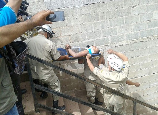 Efectúan rescate de obrero soterrado en la capital de Honduras