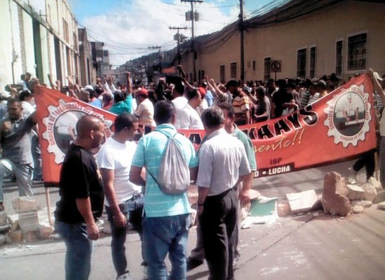 Empleados del Sanaa vuelven a las calles de la capital hondureña