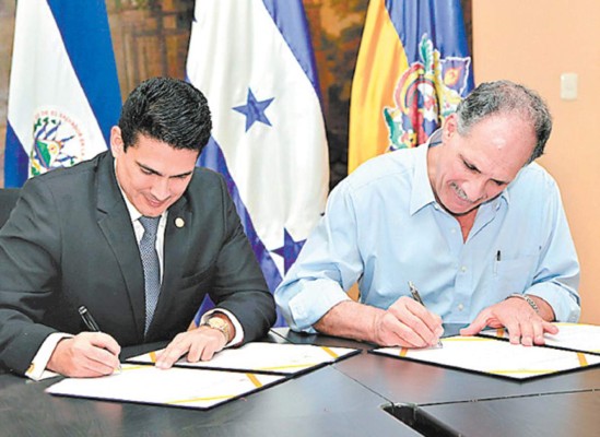 Alcaldía firma convenio de apoyo con Santa Tecla