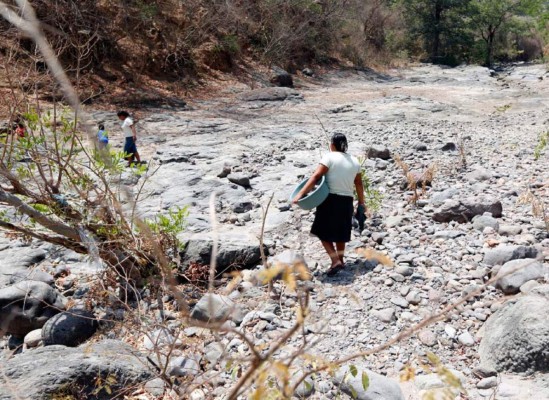 Honduras: Con desesperación, pobladores luchan contra sequía